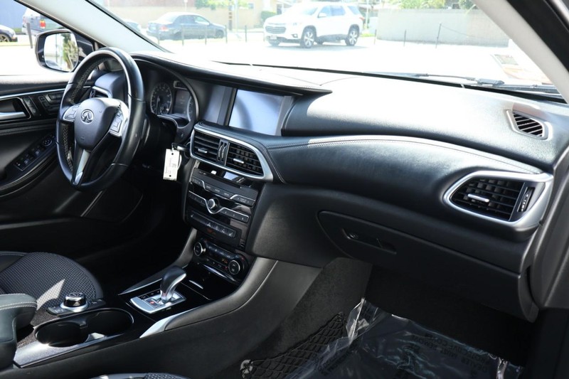 INFINITI QX30 Vehicle Full-screen Gallery Image 21