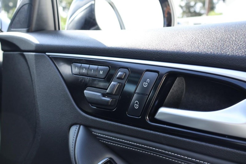 INFINITI QX30 Vehicle Full-screen Gallery Image 22