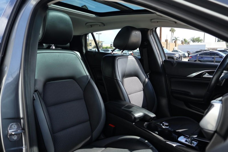 INFINITI QX30 Vehicle Full-screen Gallery Image 23