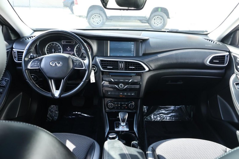 INFINITI QX30 Vehicle Full-screen Gallery Image 25