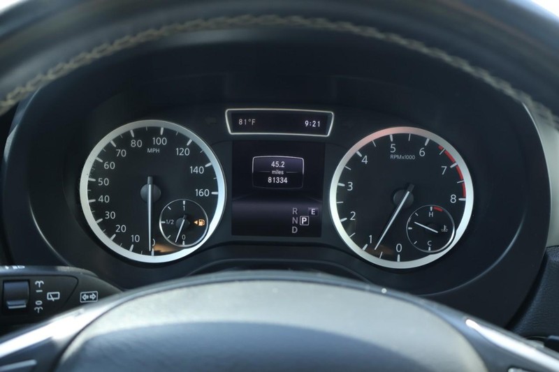 INFINITI QX30 Vehicle Full-screen Gallery Image 26