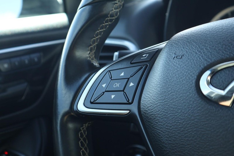 INFINITI QX30 Vehicle Full-screen Gallery Image 28