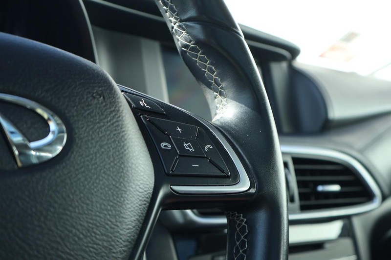 INFINITI QX30 Vehicle Full-screen Gallery Image 29
