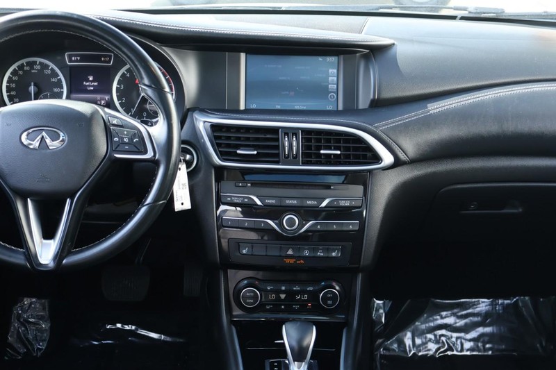 INFINITI QX30 Vehicle Full-screen Gallery Image 30