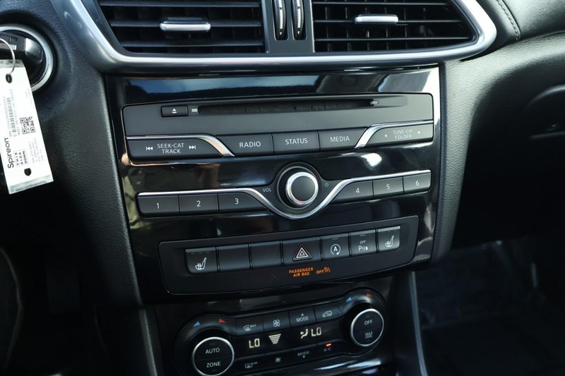 INFINITI QX30 Vehicle Full-screen Gallery Image 33