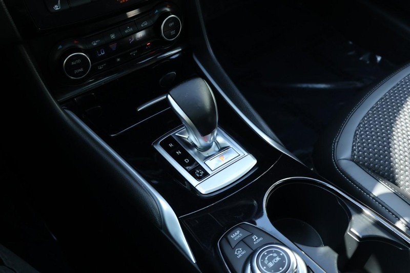 INFINITI QX30 Vehicle Full-screen Gallery Image 35