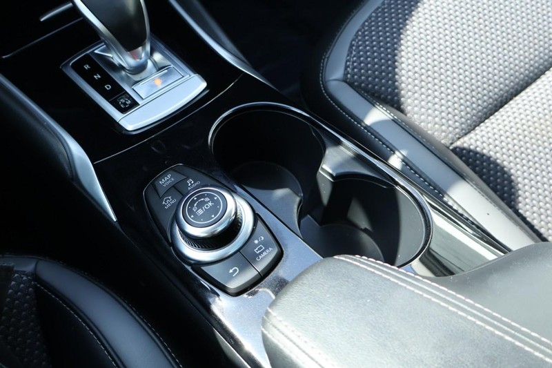 INFINITI QX30 Vehicle Full-screen Gallery Image 36