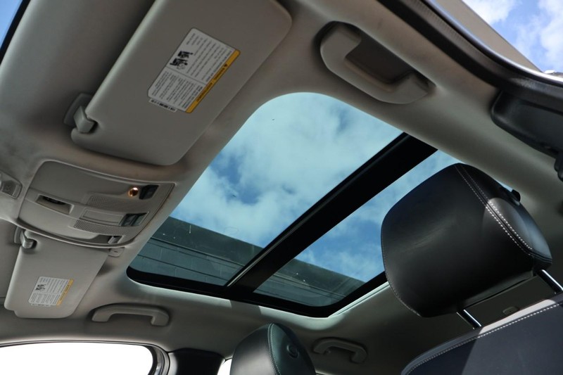 INFINITI QX30 Vehicle Full-screen Gallery Image 38