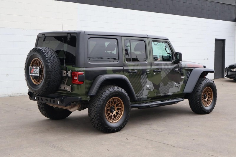 Jeep Wrangler Vehicle Full-screen Gallery Image 05