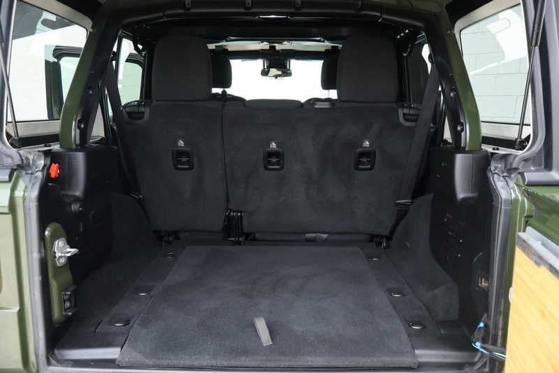 Jeep Wrangler Vehicle Full-screen Gallery Image 10