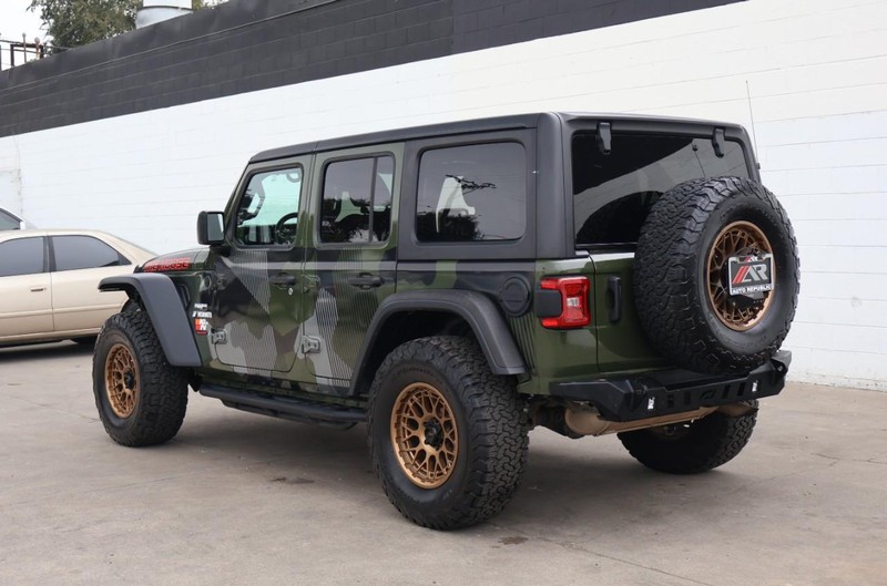 Jeep Wrangler Vehicle Full-screen Gallery Image 12