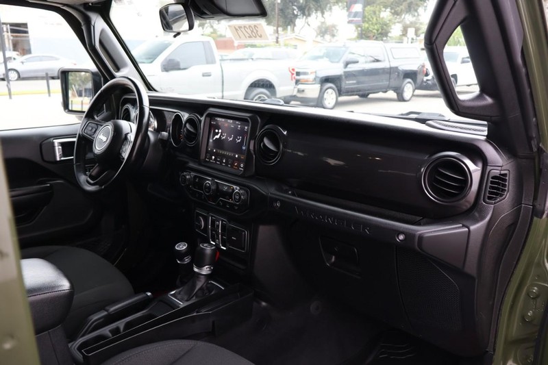 Jeep Wrangler Vehicle Full-screen Gallery Image 24