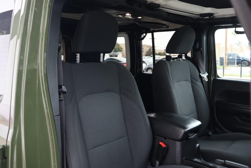 Jeep Wrangler Vehicle Full-screen Gallery Image 25