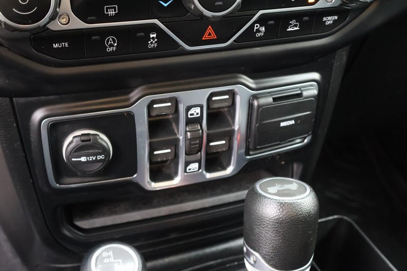 Jeep Wrangler Vehicle Full-screen Gallery Image 36