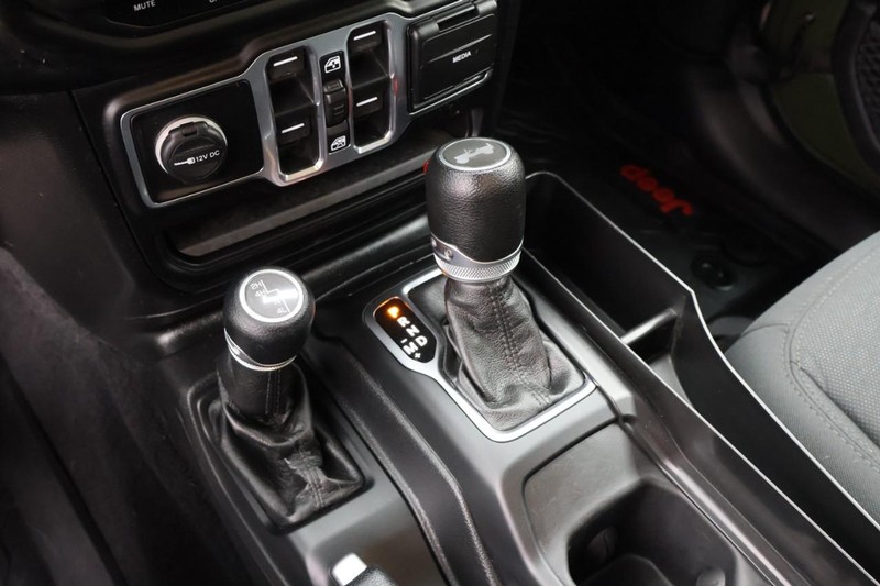 Jeep Wrangler Vehicle Full-screen Gallery Image 37