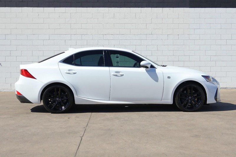 Lexus IS Vehicle Full-screen Gallery Image 04