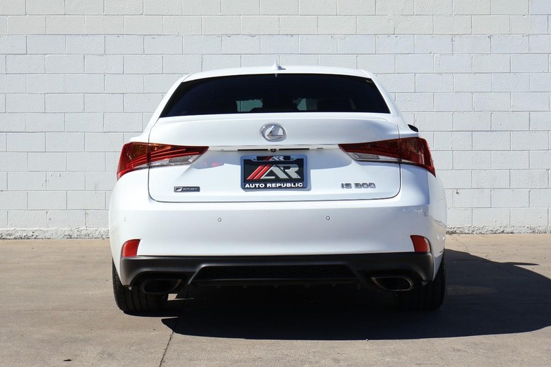 Lexus IS Vehicle Full-screen Gallery Image 06