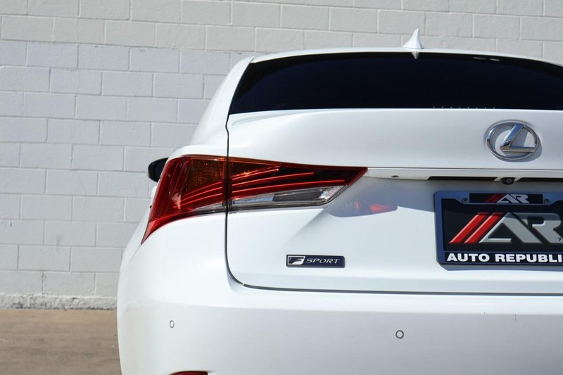 Lexus IS Vehicle Full-screen Gallery Image 07