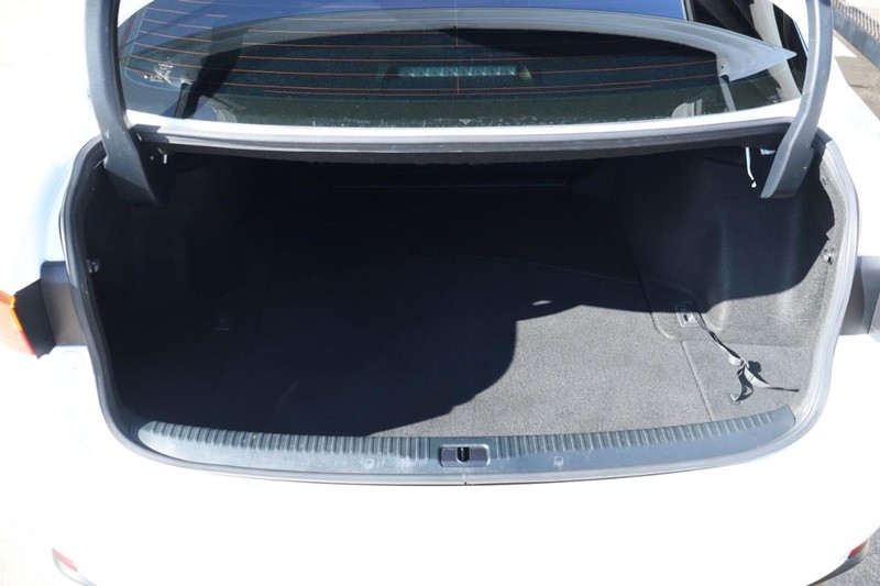 Lexus IS Vehicle Full-screen Gallery Image 09