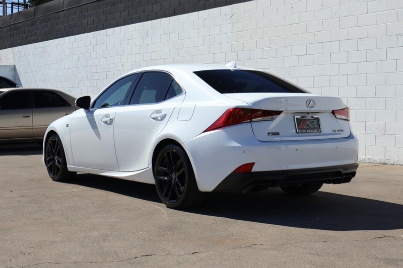 Lexus IS Vehicle Full-screen Gallery Image 10