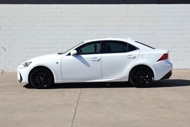 Lexus IS Vehicle Full-screen Gallery Image 11