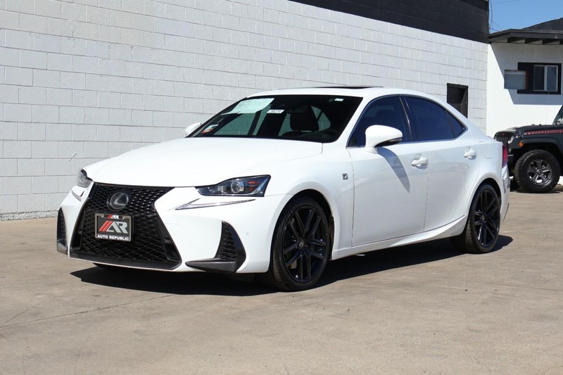 Lexus IS Vehicle Full-screen Gallery Image 12