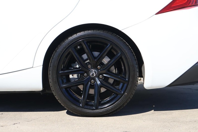 Lexus IS Vehicle Full-screen Gallery Image 14