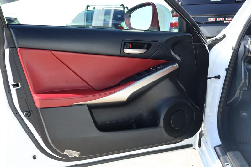 Lexus IS Vehicle Full-screen Gallery Image 15