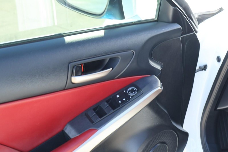 Lexus IS Vehicle Full-screen Gallery Image 16