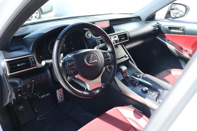 Lexus IS Vehicle Full-screen Gallery Image 17