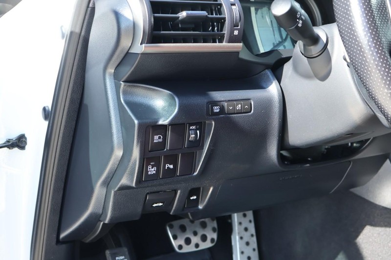 Lexus IS Vehicle Full-screen Gallery Image 18