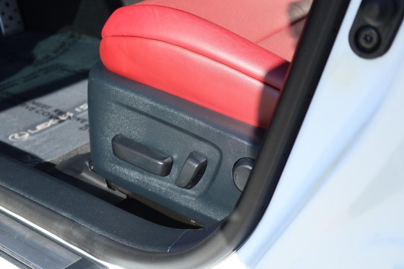 Lexus IS Vehicle Full-screen Gallery Image 19