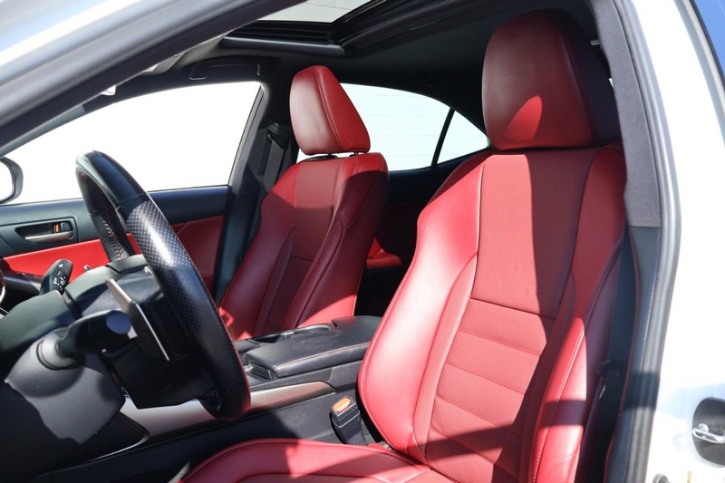 Lexus IS Vehicle Full-screen Gallery Image 20