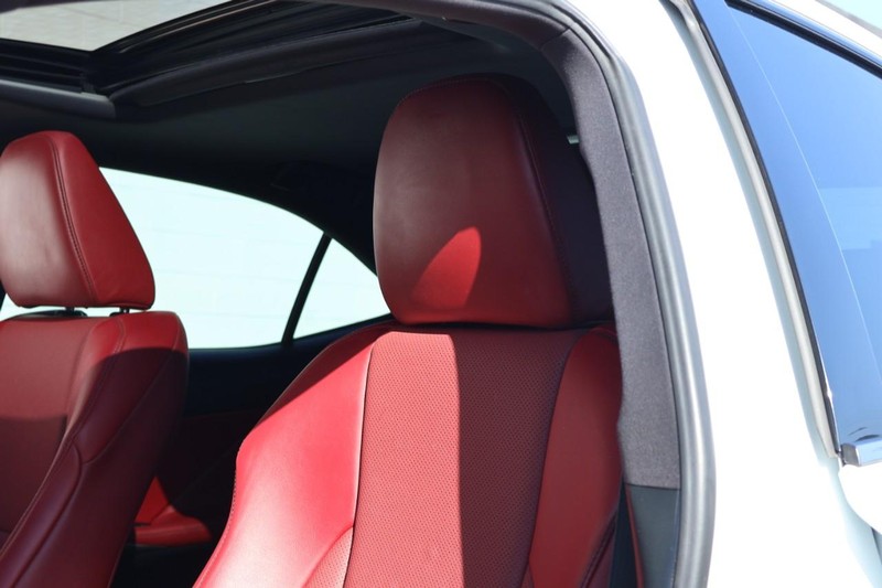 Lexus IS Vehicle Full-screen Gallery Image 21