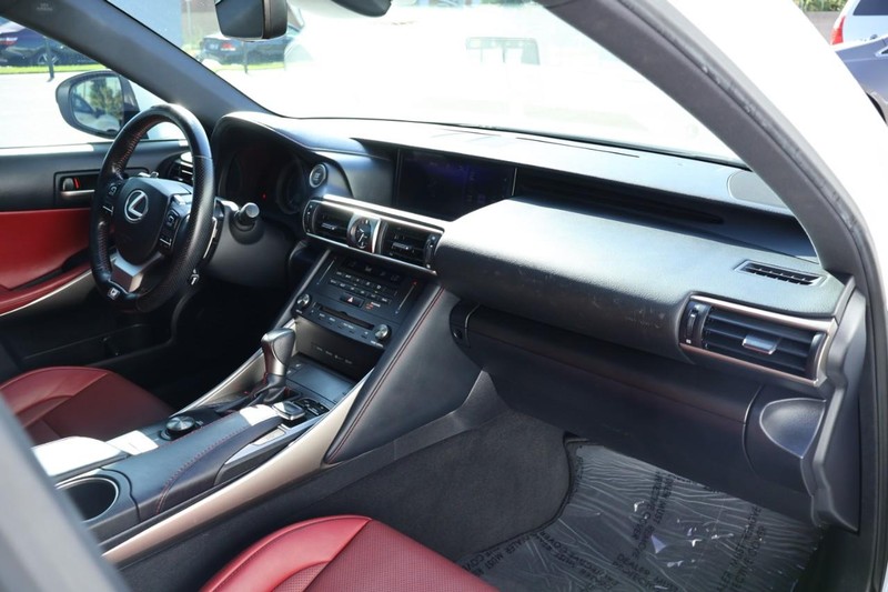 Lexus IS Vehicle Full-screen Gallery Image 22