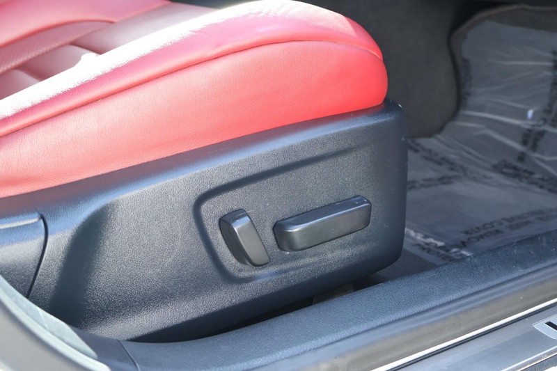 Lexus IS Vehicle Full-screen Gallery Image 23