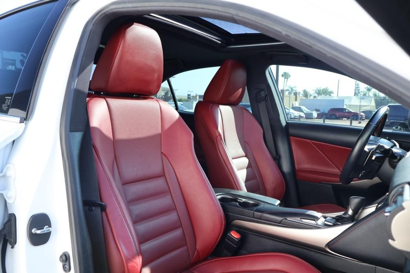 Lexus IS Vehicle Full-screen Gallery Image 24