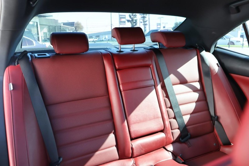 Lexus IS Vehicle Full-screen Gallery Image 25