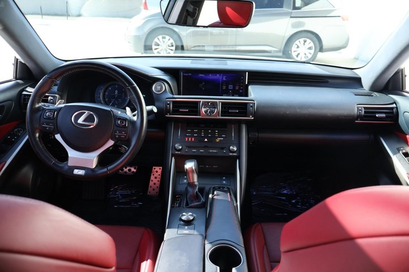 Lexus IS Vehicle Full-screen Gallery Image 26