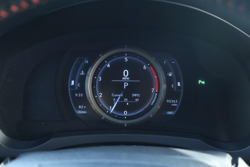 Lexus IS Vehicle Full-screen Gallery Image 27