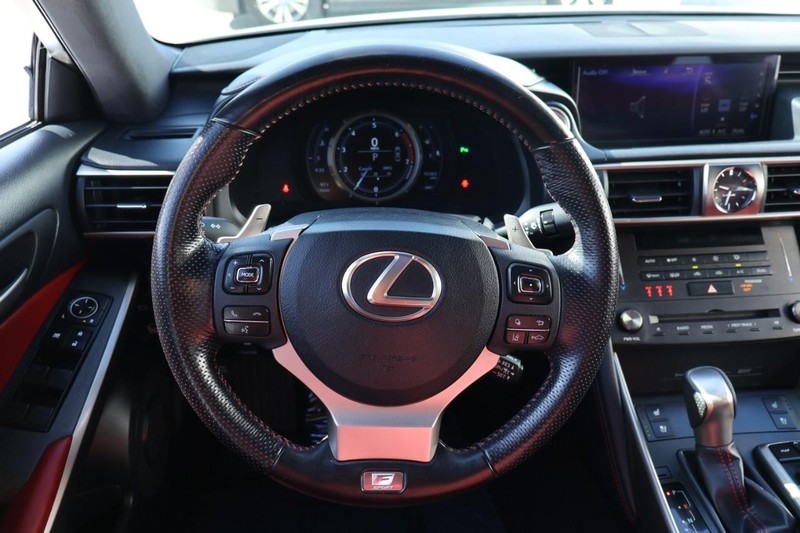 Lexus IS Vehicle Full-screen Gallery Image 28