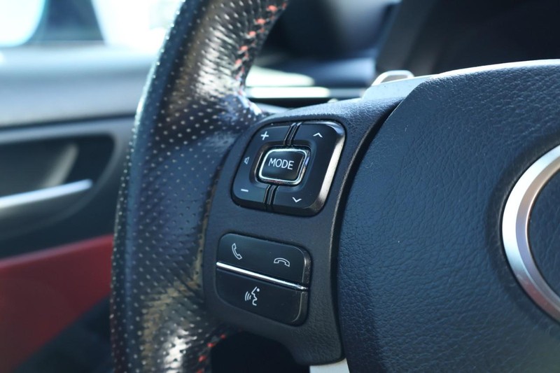 Lexus IS Vehicle Full-screen Gallery Image 29