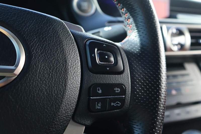 Lexus IS Vehicle Full-screen Gallery Image 30