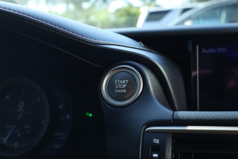 Lexus IS Vehicle Full-screen Gallery Image 31