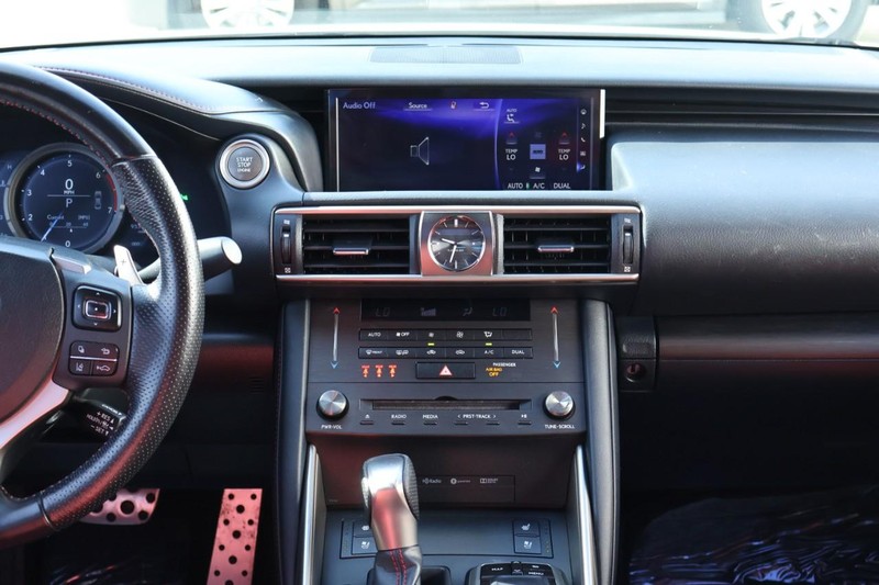 Lexus IS Vehicle Full-screen Gallery Image 32