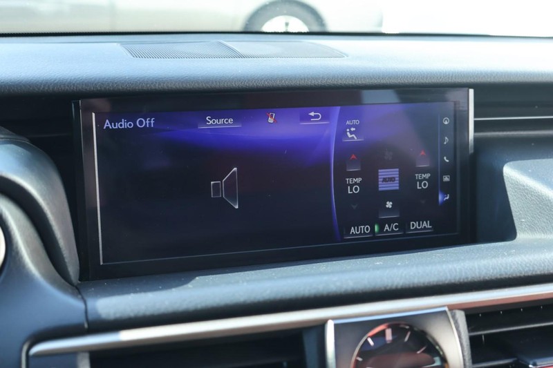 Lexus IS Vehicle Full-screen Gallery Image 33