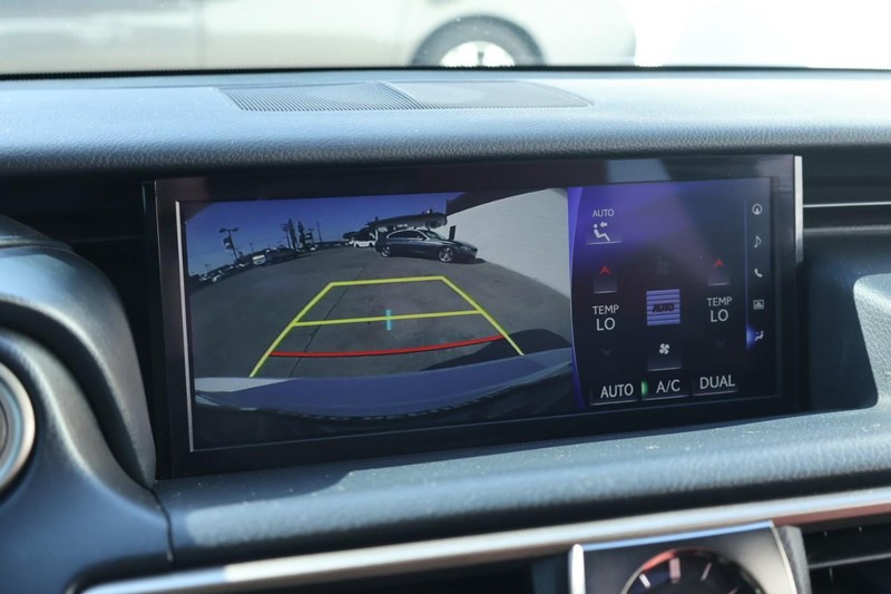 Lexus IS Vehicle Full-screen Gallery Image 34