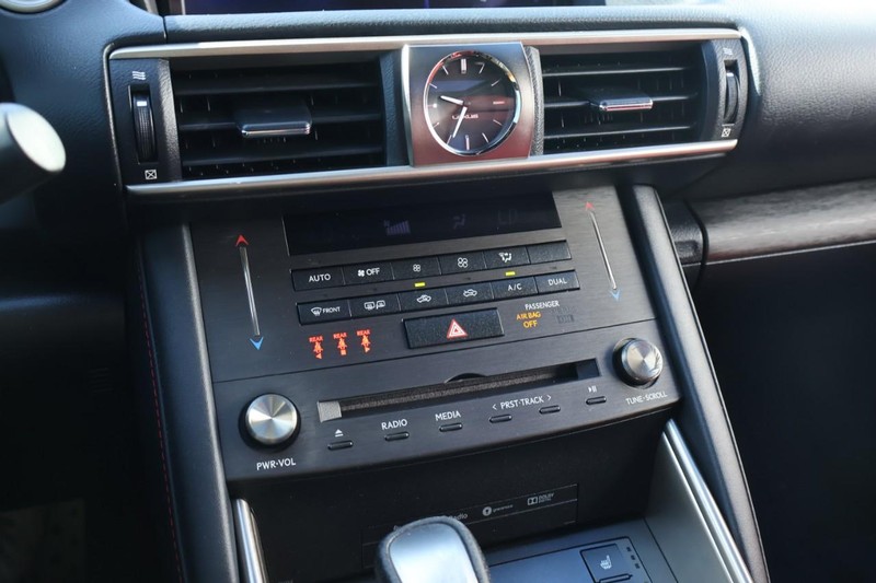 Lexus IS Vehicle Full-screen Gallery Image 35