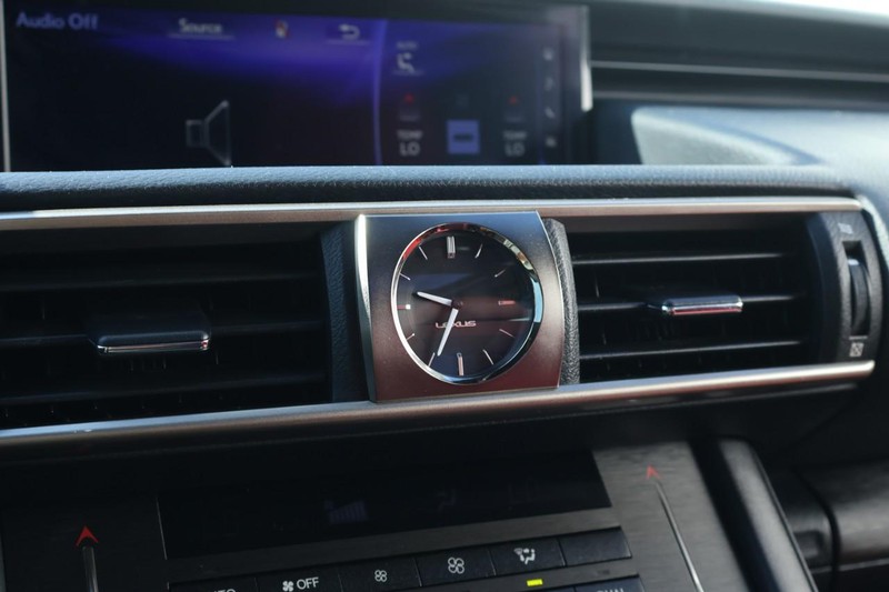 Lexus IS Vehicle Full-screen Gallery Image 36