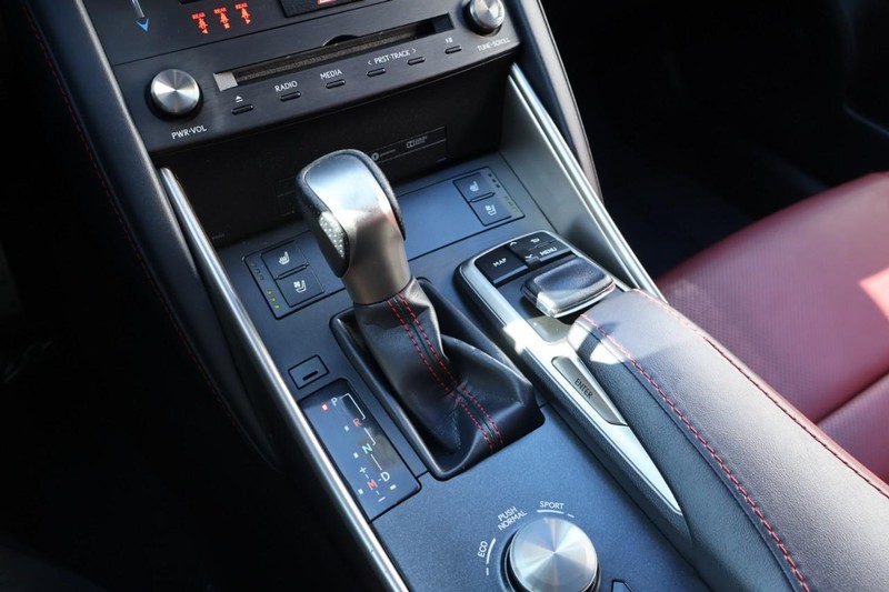 Lexus IS Vehicle Full-screen Gallery Image 37